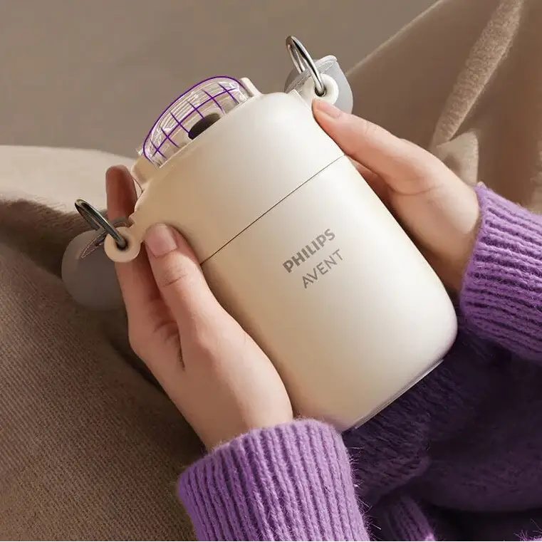 Avent Kids Vacuum Bottle For All-Day Temperature Control held by hands with a cozy purple sweater.